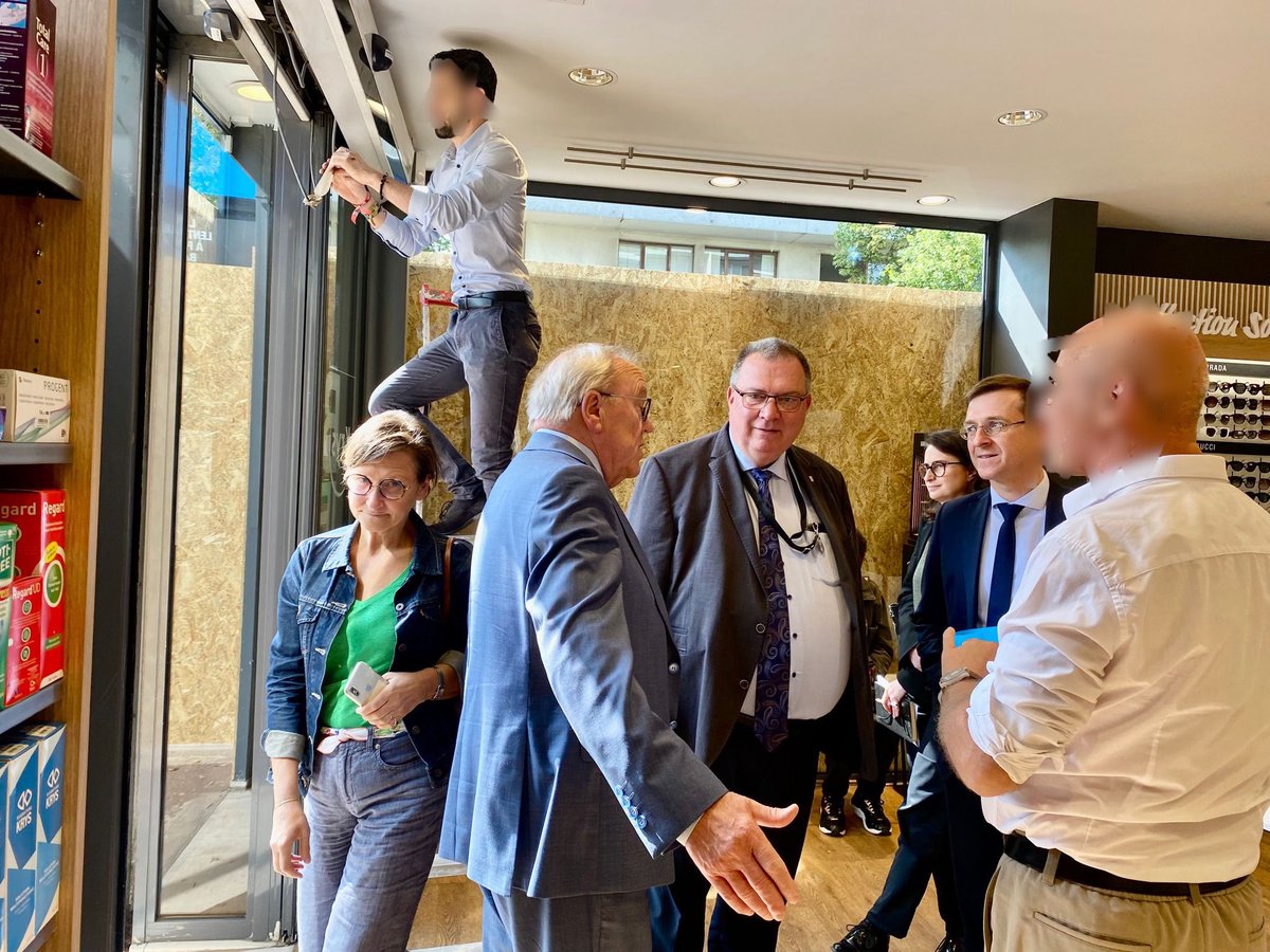 Prefet95's tweet image. 🇫🇷 #commerces | Aux côtés des commerçants pour recenser les dégâts et les besoins, #prefet95, les maires et Pierre Kuchly, président de la chambre de commerce et d’industrie.