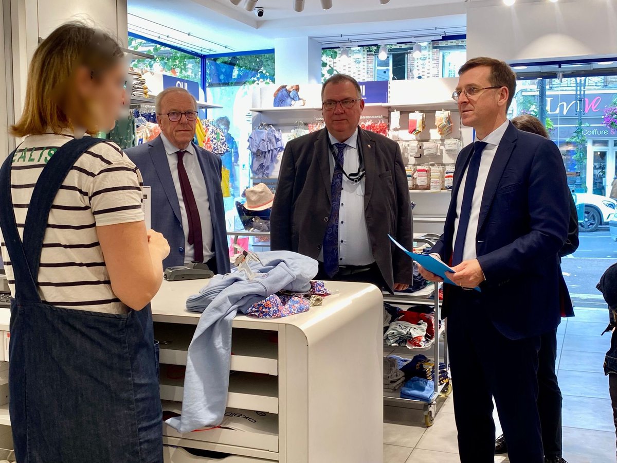 Prefet95's tweet image. 🇫🇷 #commerces | Aux côtés des commerçants pour recenser les dégâts et les besoins, #prefet95, les maires et Pierre Kuchly, président de la chambre de commerce et d’industrie.