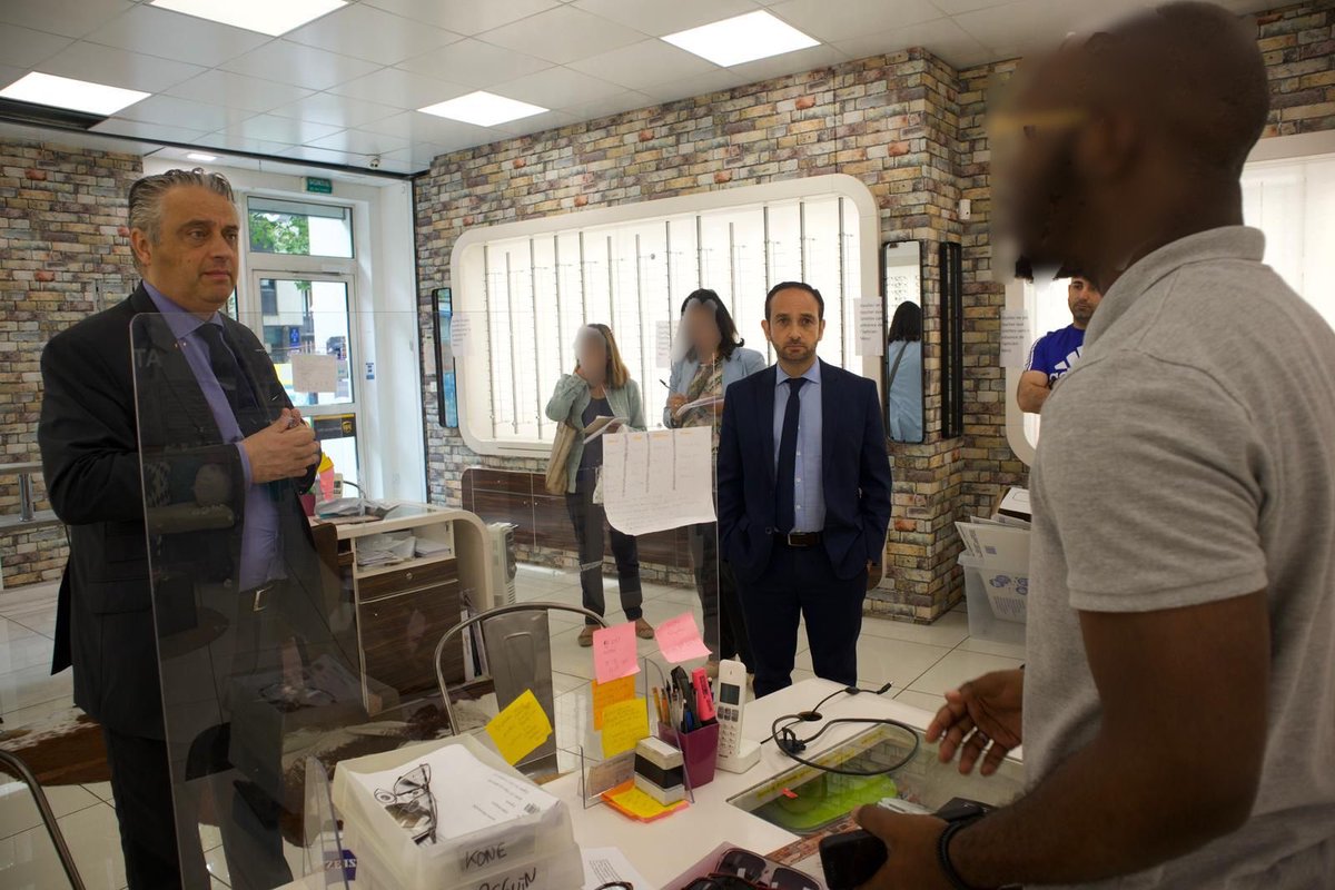 Prefet95's tweet image. 🇫🇷 #commerces | Aux côtés des commerçants pour recenser les dégâts et les besoins, #prefet95, les maires et Pierre Kuchly, président de la chambre de commerce et d’industrie.