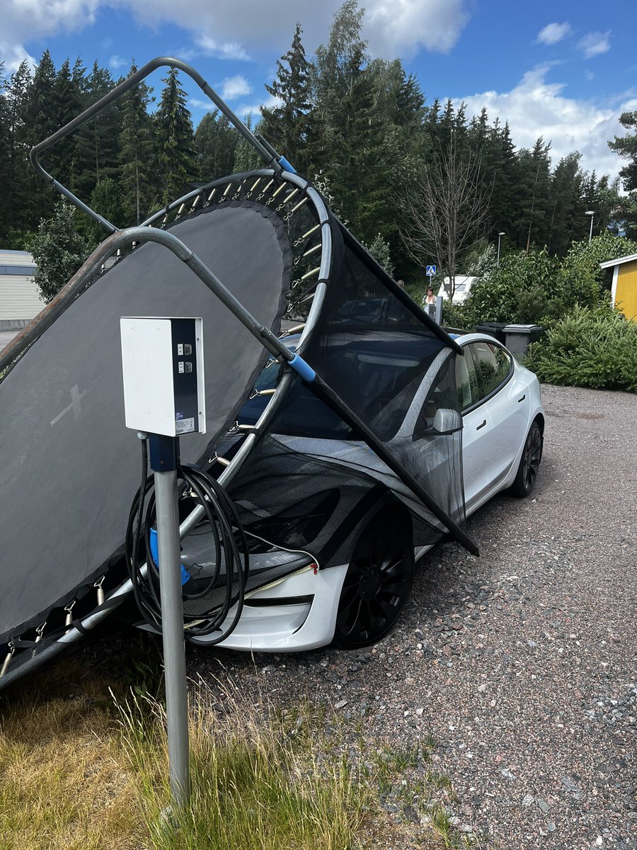 Naapurit reissussa ja trampoliini lentelee pihalle, nyt pysähtyi meidän autoon, olisi yhtä hyvin voinut mennä suoraan tielle. Mitä tälle voi tehdä? <a href="/stadinbrankkari/">Helsingin kaupungin pelastuslaitos</a> <a href="/HelsinkiKymp/">Kaupunkiympäristö</a> ?