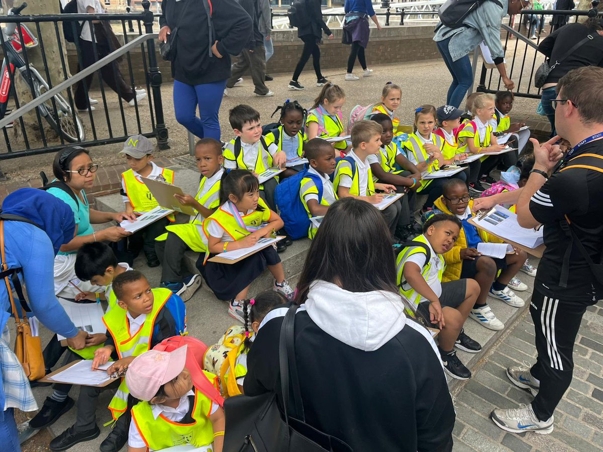 STOCSch's tweet photo. Year 1 are writing adjective to describe the Globe!!! ๐๐ @STOCSch @The_Globe #dayinlondon #havingfunwhilelearning https://t.co/0nDQzWairi