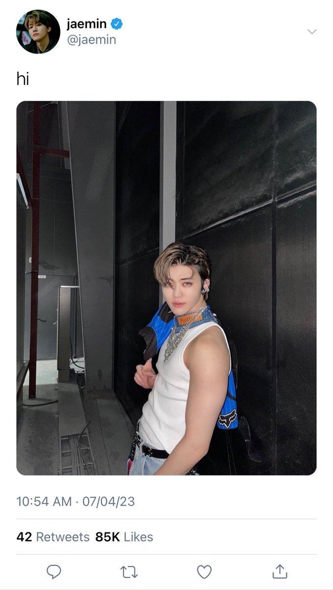 huawrites's tweet photo. a #renmin filo four-tweet au wherein jm is a famous model while rj is his personal photographer https://t.co/7W1xbW3SLY