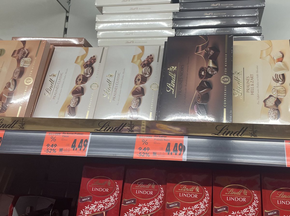 半額だから買ってしまった🤣

リンドールの方が好きだけど、
たまにはこっちも良いね🥺

どんどん太って困る😂😂😂🙋‍♀️ https://t.co/yQZp5UAd3S