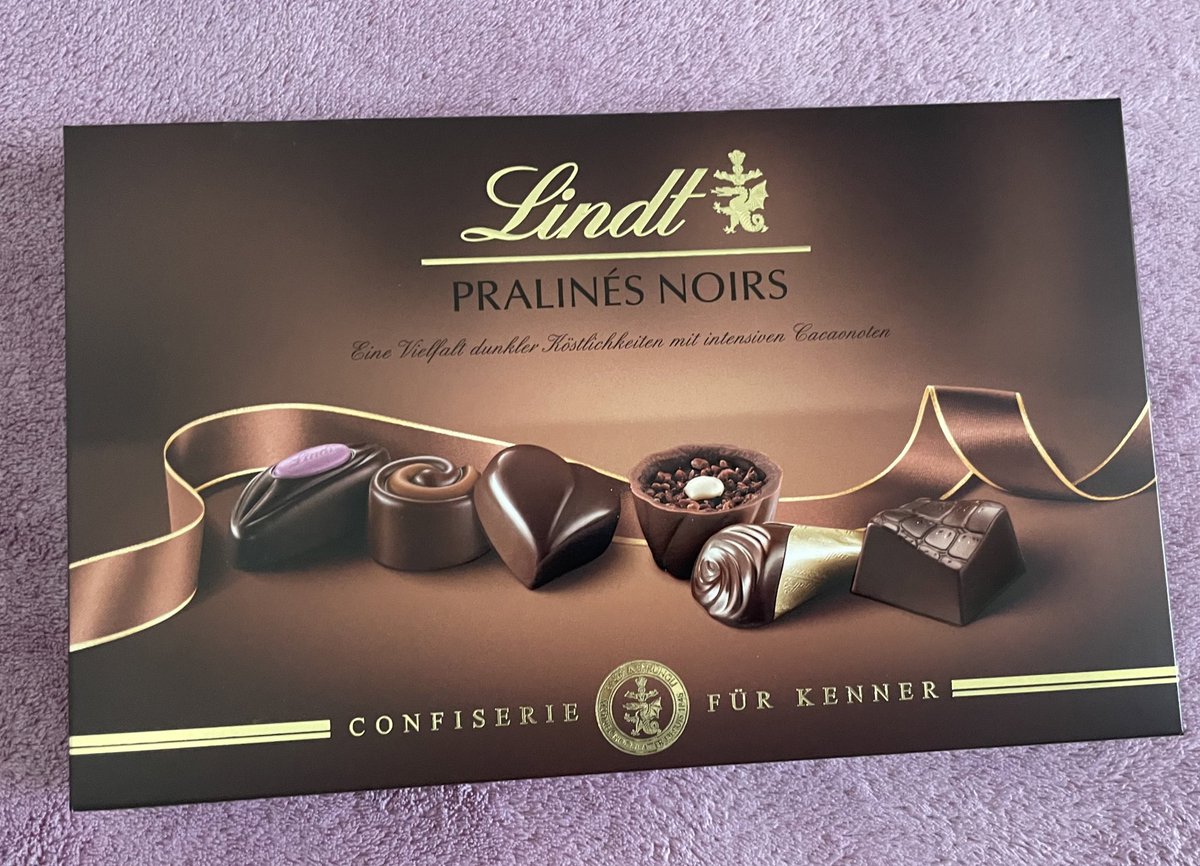 半額だから買ってしまった🤣

リンドールの方が好きだけど、
たまにはこっちも良いね🥺

どんどん太って困る😂😂😂🙋‍♀️ https://t.co/yQZp5UAd3S