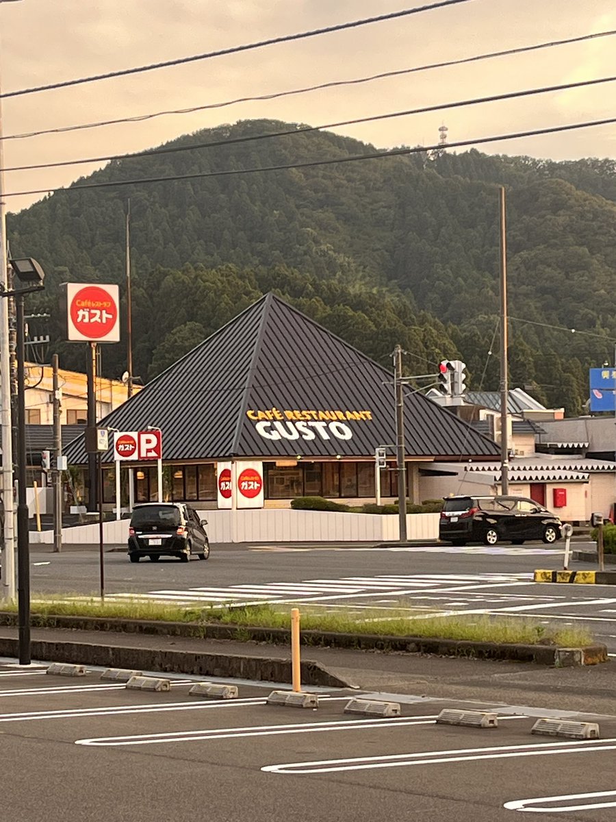 Velmfeel's tweet photo. 楽市前のガストって、こんなにも屋根が主張強かったっけか？？σ(´･ω･｀? https://t.co/YZDxiofSIe