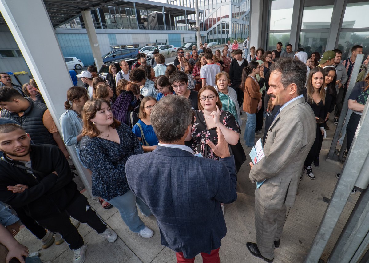 AcReims's tweet photo. Mardi 4 juillet, 8h30 : @OlivierBrandouy s'est rendu au lycée Stéphane Hessel d’Épernay (51) pour féliciter les nouveaux bacheliers et encourager ceux qui devront passer les épreuves de rattrapage.
#bac2023 #bacpro2023 https://t.co/BztPtx8TDj