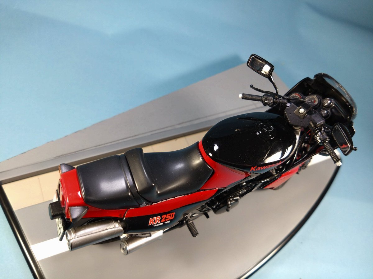 QNkbcisfJLaCUh5's tweet image. カワサキKR250完成。
研ぎ出しもしてませんがともかく完成。インスト通りに組み立てただけですが難しかった。
でもこの色はカッコいいね。シリンダーの配置もかっけー（それがまたすぐ取れるんだけど）また一歩、漢に近づいたぜ
#ハセガワのバイク
#バイクプラモ盛り上げ隊
#KR250
#カワサキ