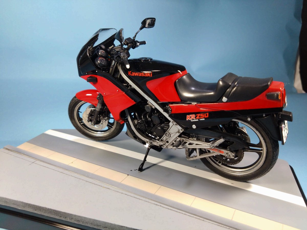 QNkbcisfJLaCUh5's tweet image. カワサキKR250完成。
研ぎ出しもしてませんがともかく完成。インスト通りに組み立てただけですが難しかった。
でもこの色はカッコいいね。シリンダーの配置もかっけー（それがまたすぐ取れるんだけど）また一歩、漢に近づいたぜ
#ハセガワのバイク
#バイクプラモ盛り上げ隊
#KR250
#カワサキ