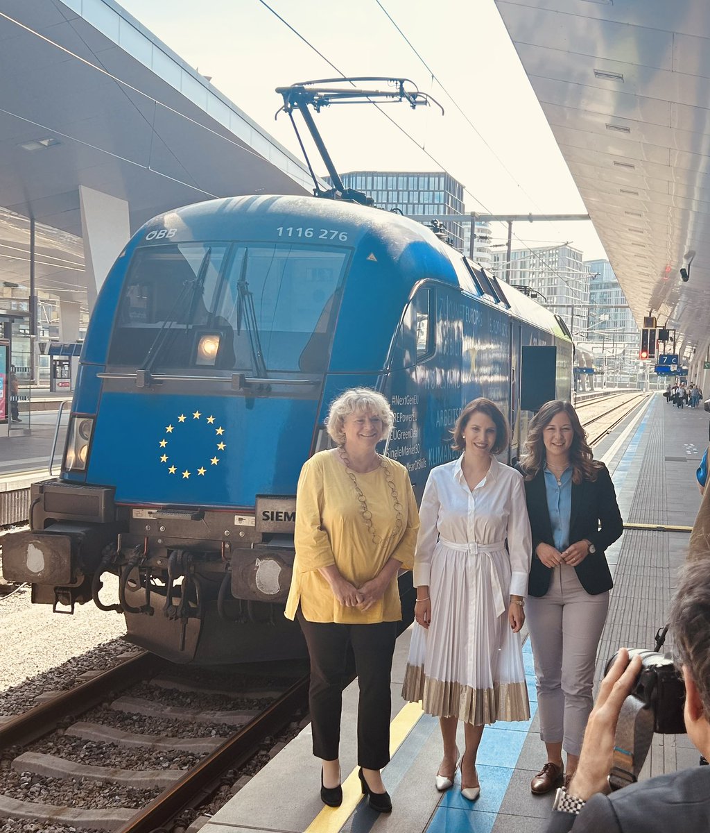 Sven Pöllauer (@svenpoe) on Twitter photo „Jugend nach Europa“ - die beste Anreise für Schüler:innen in die EU-Hauptstadt Brüssel ist der <a href="/unsereOEBB/">ÖBB</a> Nightjet. <a href="/k_edtstadler/">Karoline Edtstadler</a> , <a href="/claudiaplakolm/">Claudia Plakolm</a> & unsere <a href="/eva_buzzi/">Eva Buzzi</a> konnten heute neue „Zug&Hotel“ Packages vorstellen:
ots.at/presseaussendu… #oebb „Jugend nach Europa“ - die beste Anreise für Schüler:innen in die EU-Hauptstadt Brüssel ist der <a href="/unsereOEBB/">ÖBB</a> Nightjet. <a href="/k_edtstadler/">Karoline Edtstadler</a> , <a href="/claudiaplakolm/">Claudia Plakolm</a> & unsere <a href="/eva_buzzi/">Eva Buzzi</a> konnten heute neue „Zug&Hotel“ Packages vorstellen:
ots.at/presseaussendu… #oebb