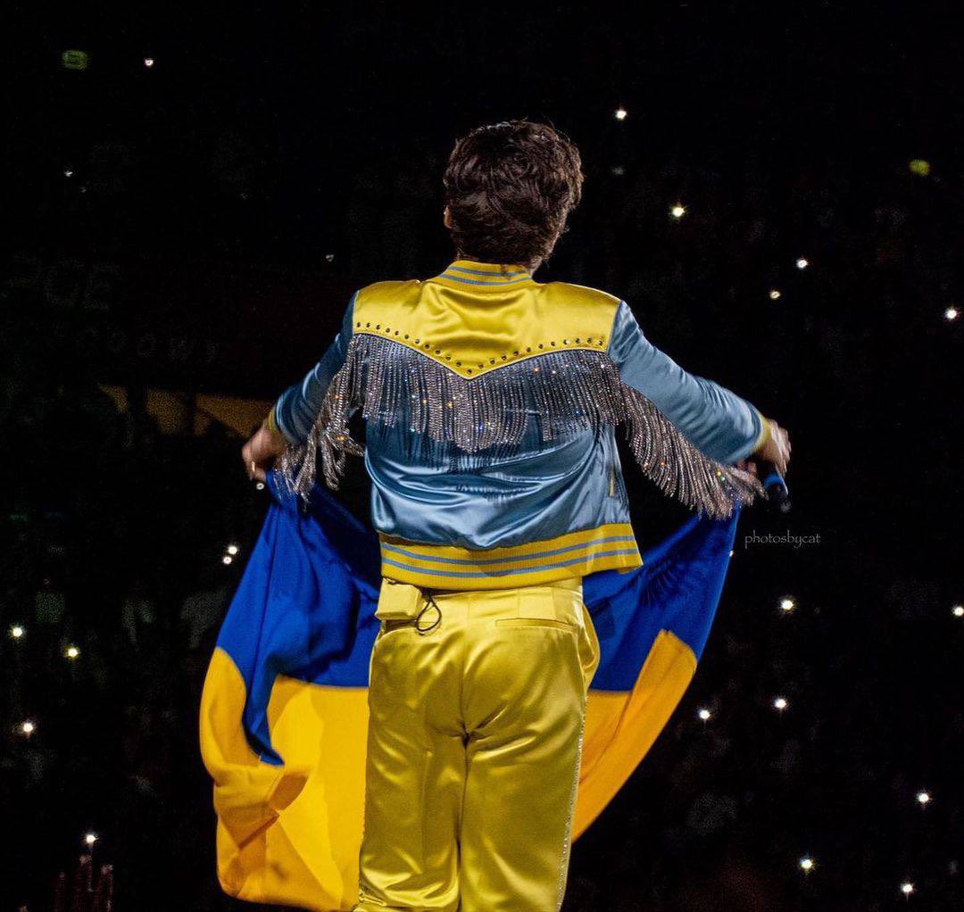 British singer <a href="/Harry_Styles/">Harry Styles.</a> raised the flag of Ukraine during a concert in Warsaw 🇺🇦

The singer also performed at the concert in a yellow and blue suit.

Harry Styles has repeatedly expressed his support for Ukraine.

The Humanitarian and Information Policy Committee
