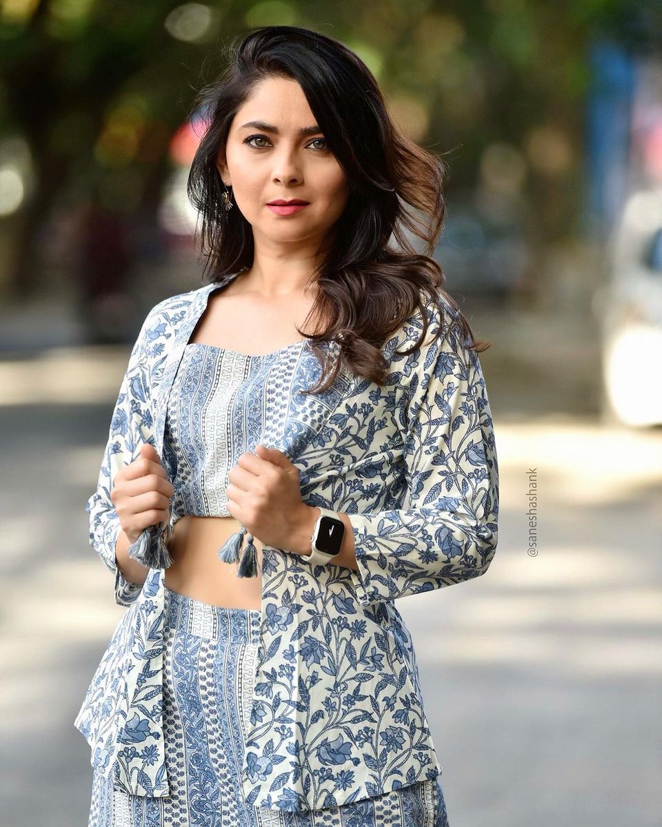 Samadha53401346's tweet photo. @meSonalee Talking about #blues on a rainy #tuesdaymorning 🌧️

Outfit - @futarichhori Hair @tothenines_salon
Makeup by - @shrutisharma1002 Location - @tothenines_salon Photographer - @saneshashank

#sonaleekulkarni #instagram #instagood
#style #marathimulgi https://t.co/8ODKRscryD