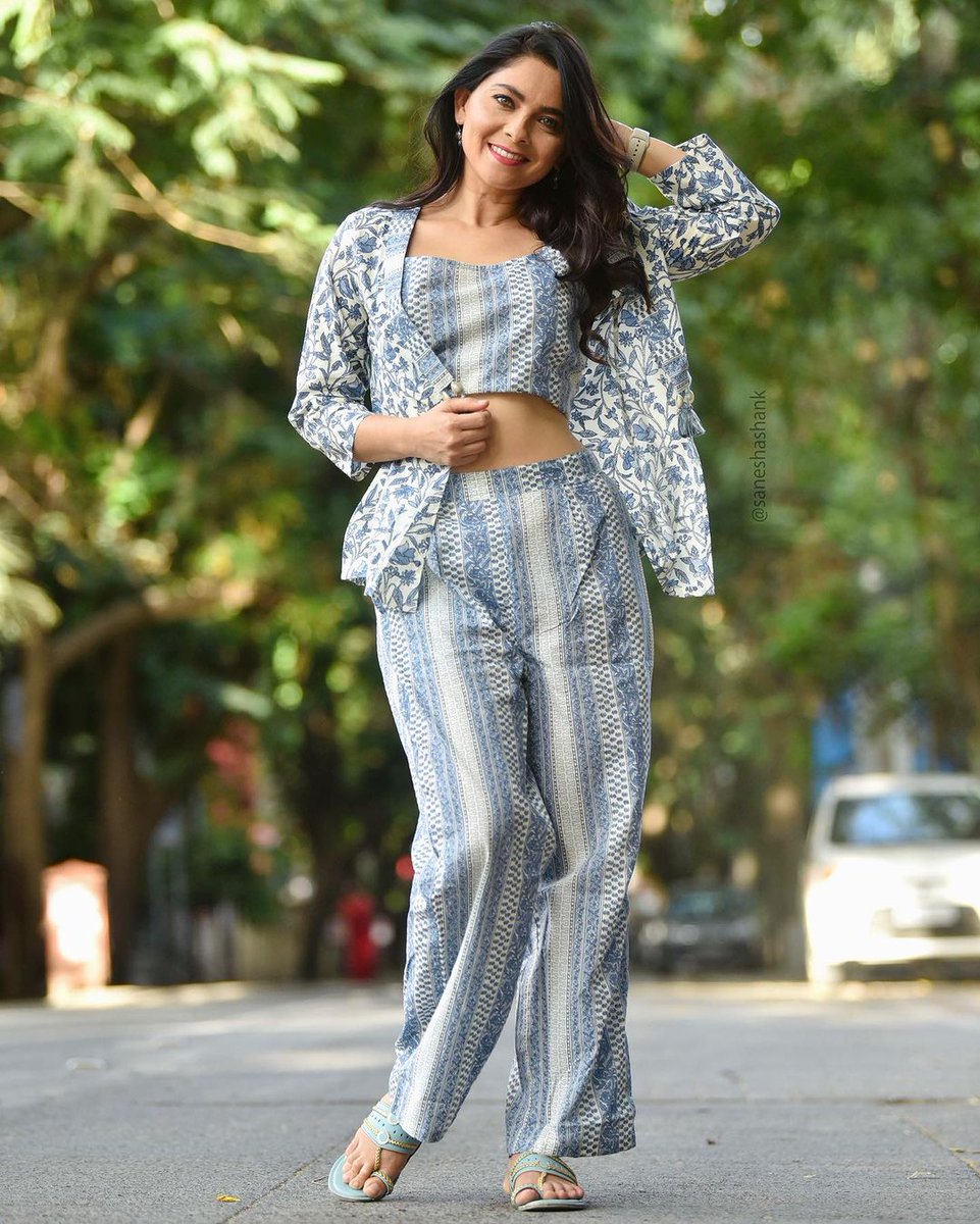 Samadha53401346's tweet photo. @meSonalee Talking about #blues on a rainy #tuesdaymorning 🌧️

Outfit - @futarichhori Hair @tothenines_salon
Makeup by - @shrutisharma1002 Location - @tothenines_salon Photographer - @saneshashank

#sonaleekulkarni #instagram #instagood
#style #marathimulgi https://t.co/8ODKRscryD
