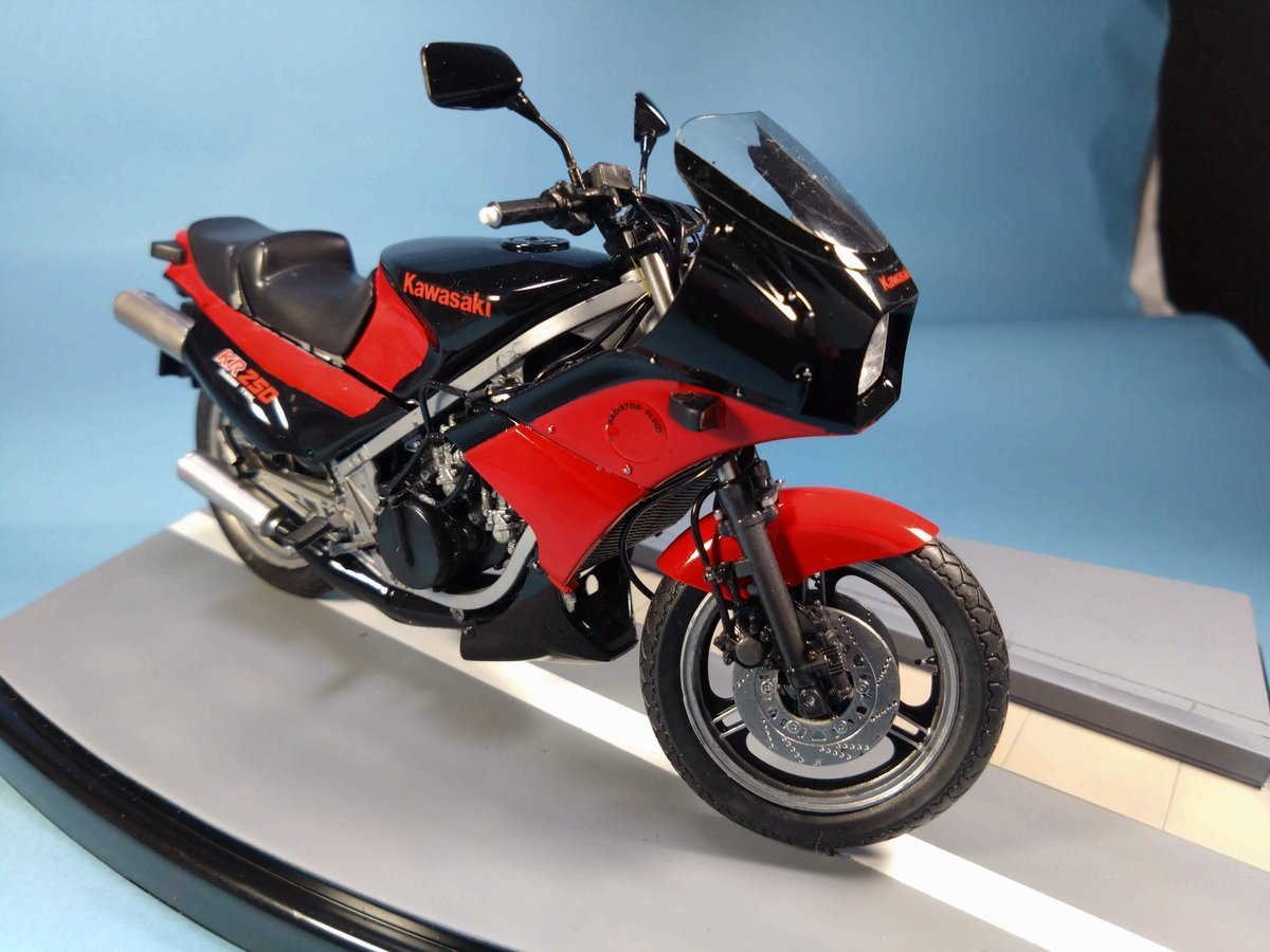 QNkbcisfJLaCUh5's tweet image. カワサキKR250完成。
研ぎ出しもしてませんがともかく完成。インスト通りに組み立てただけですが難しかった。
でもこの色はカッコいいね。シリンダーの配置もかっけー（それがまたすぐ取れるんだけど）また一歩、漢に近づいたぜ
#ハセガワのバイク
#バイクプラモ盛り上げ隊
#KR250
#カワサキ
