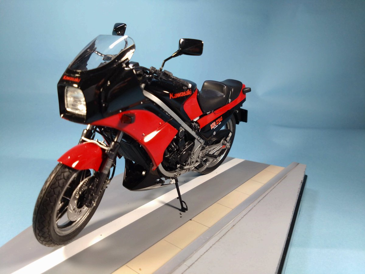QNkbcisfJLaCUh5's tweet image. カワサキKR250完成。
研ぎ出しもしてませんがともかく完成。インスト通りに組み立てただけですが難しかった。
でもこの色はカッコいいね。シリンダーの配置もかっけー（それがまたすぐ取れるんだけど）また一歩、漢に近づいたぜ
#ハセガワのバイク
#バイクプラモ盛り上げ隊
#KR250
#カワサキ
