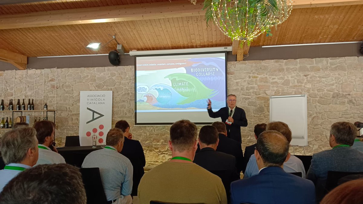 Avui acompanyant a l'<a href="/avinicolacat/">AVC</a>
en la seva assemblea anual. Escoltant a Raül Castellón
<a href="/Esade/">Esade</a> parlar sobre els reptes del sector. El primer, el canvi climàtic, que impacta en la nostra base del mercat : la vinya