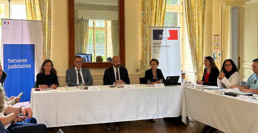Prefet12's tweet photo. Le  30 juin, le préfet de l’Aveyron et le Procureur de la République près  le tribunal judiciaire de Rodez présidaient le Comité local d’aide aux  victimes (CLAV) dédié à la protection contre les violences faites aux  mineurs.
@LaVoixDelEnfant @CIDFFAVEYRON https://t.co/BwNL58xHGX