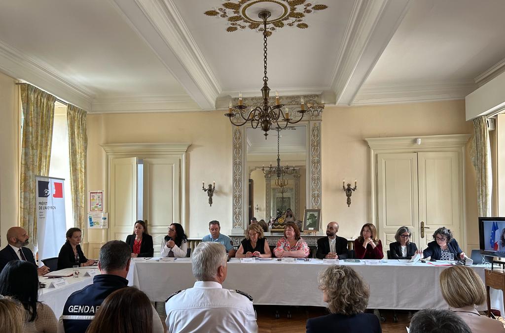 Prefet12's tweet photo. Le  30 juin, le préfet de l’Aveyron et le Procureur de la République près  le tribunal judiciaire de Rodez présidaient le Comité local d’aide aux  victimes (CLAV) dédié à la protection contre les violences faites aux  mineurs.
@LaVoixDelEnfant @CIDFFAVEYRON https://t.co/BwNL58xHGX