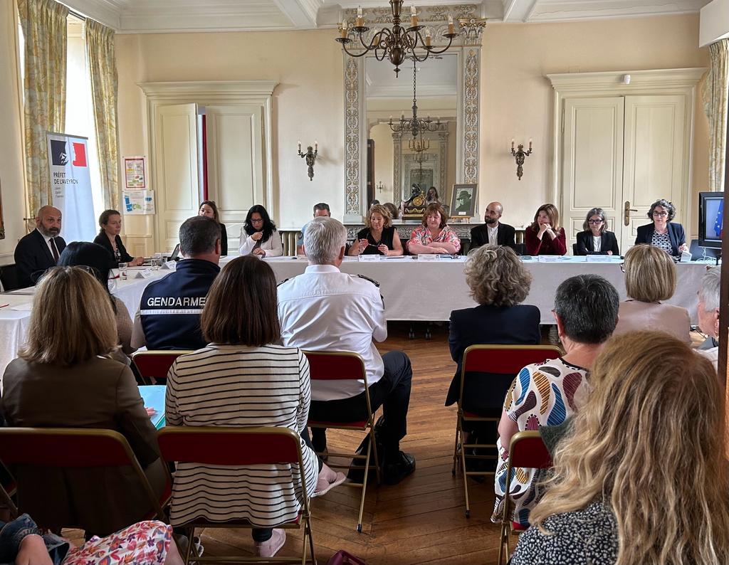 Prefet12's tweet photo. Le  30 juin, le préfet de l’Aveyron et le Procureur de la République près  le tribunal judiciaire de Rodez présidaient le Comité local d’aide aux  victimes (CLAV) dédié à la protection contre les violences faites aux  mineurs.
@LaVoixDelEnfant @CIDFFAVEYRON https://t.co/BwNL58xHGX