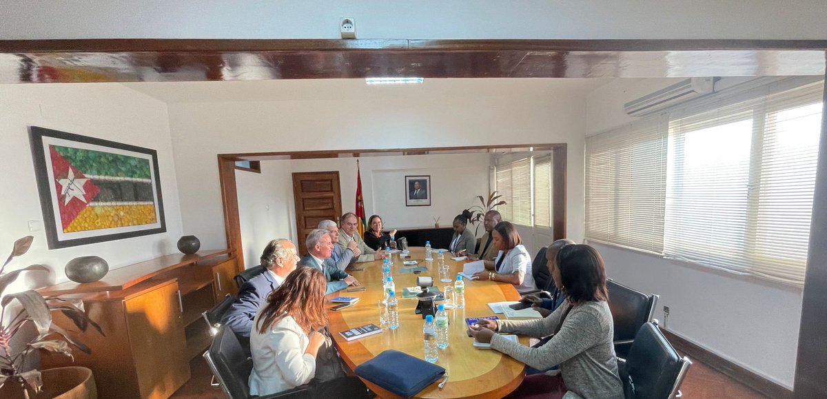 ambiente_pt's tweet photo. O #SECNF, João Paulo Catarino, reuniu-se em Maputo com a Ministra moçambicana da Terra e Ambiente, Ivete Joaquim Maibaze. E também com o Embaixador de 🇵🇹, António da Costa Moura, participando na abertura de minicursos sobre Educação Ambiental e Avaliação de Impacte Ambiental. https://t.co/yzyN1DSojo