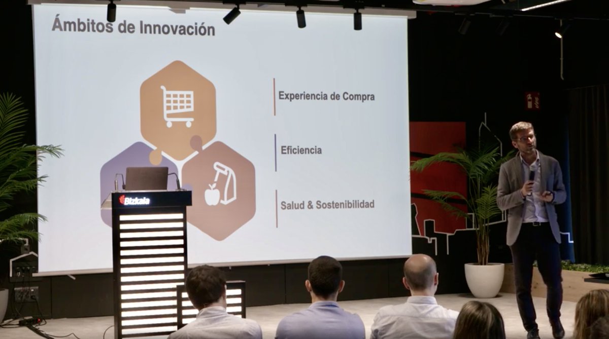 BAT_Tower's tweet photo. El pasado viernes cerramos el mes con el #BATTalk de @EROSKI, que reunió a más de 60 personas interesadas tanto en su estrategia de innovación como en sus principales líneas de actuación en innovación abierta.
¡Os dejamos algunas fotos del evento! https://t.co/NT8LUDOE0e
