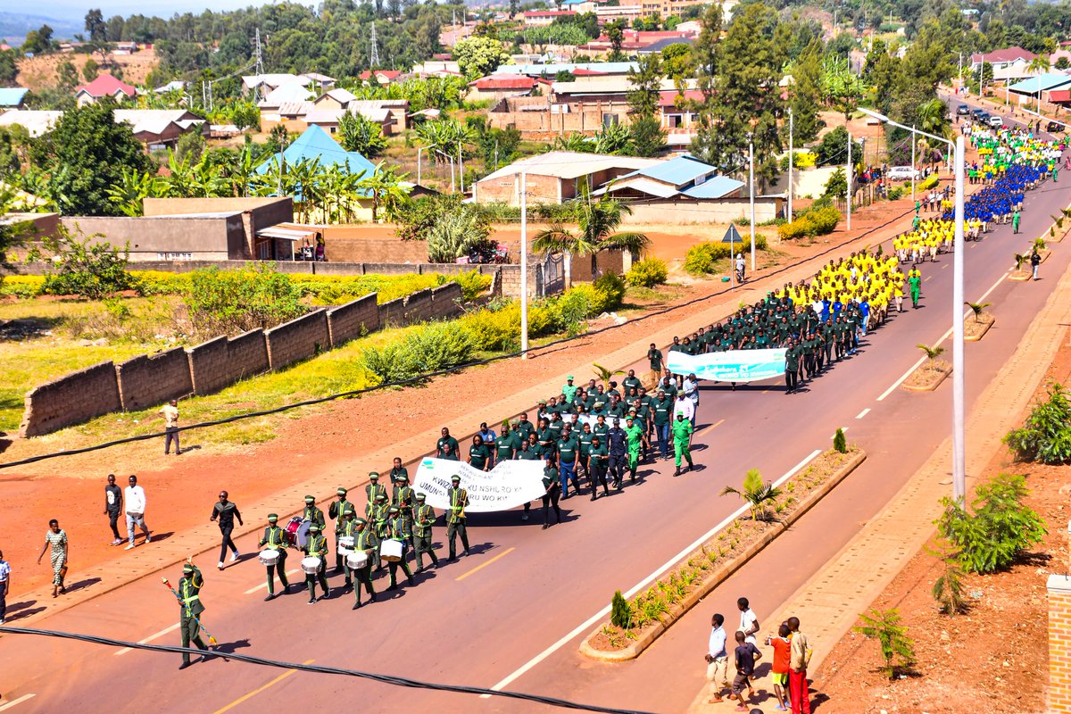 NgomaDistrict's tweet photo. #Kwibohora29: Intumwa za Rubanda bayobowe na Hon.NYIRAHIRWA Veneranda, Perezida w'Inama Njyanama y'Akarere BANAMWANA Bernard, Ubuyobozi bw'Akarare,Abagize inzego z'umutekano bifatanyije n'abaturage b'Akarere kwizihiza umunsi mukuru wo #Kwibohora29 wabanjirijwe n'urugendo. https://t.co/t84jkH1XhN
