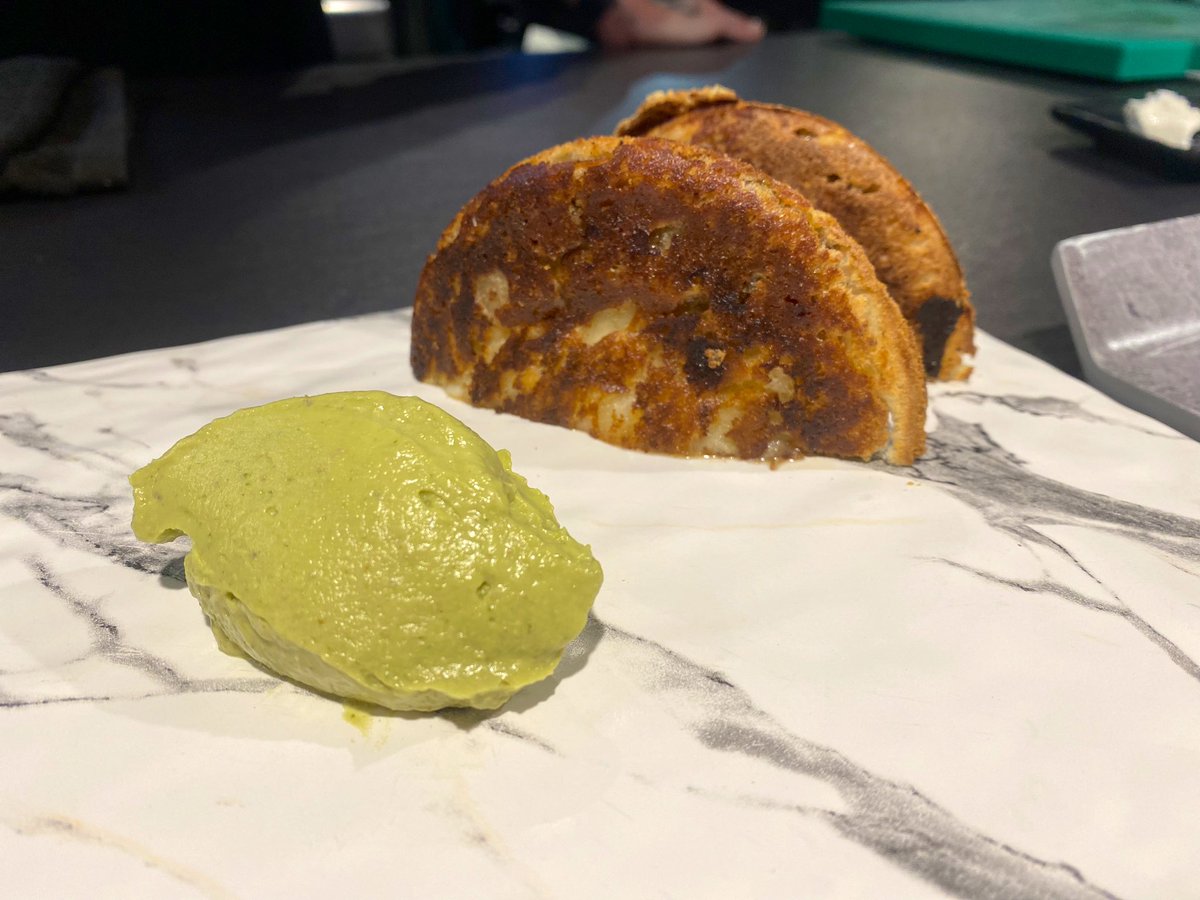 EVernacci's tweet photo. Que bien cené anoche en Cuerno Cabra, la versión callejera de Safe Cruz.
Croqueta en si mejorable pero buena, magnífico el conjunto del plato (alita deshuesada y alioli de mojo de cilantro).
Me encantó el Vikingo de carne mechada, queso amarillo y mojo de aguacate. https://t.co/GXNnUk9Eob