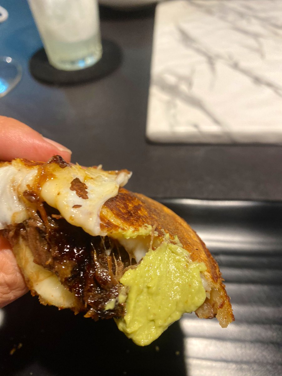 Que bien cené anoche en Cuerno Cabra, la versión callejera de Safe Cruz.
Croqueta en si mejorable pero buena, magnífico el conjunto del plato (alita deshuesada y alioli de mojo de cilantro).
Me encantó el Vikingo de carne mechada, queso amarillo y mojo de aguacate.