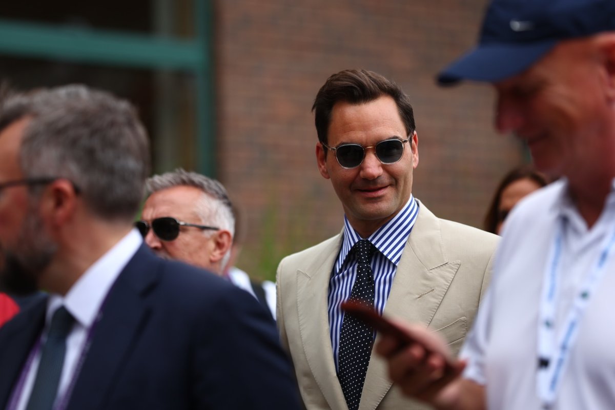 RT @josemorgado: Roger Federer already at #Wimbledon.

He will be honored on Centre Court at 1.15pm. https://t.co/7HEy2b7MlI