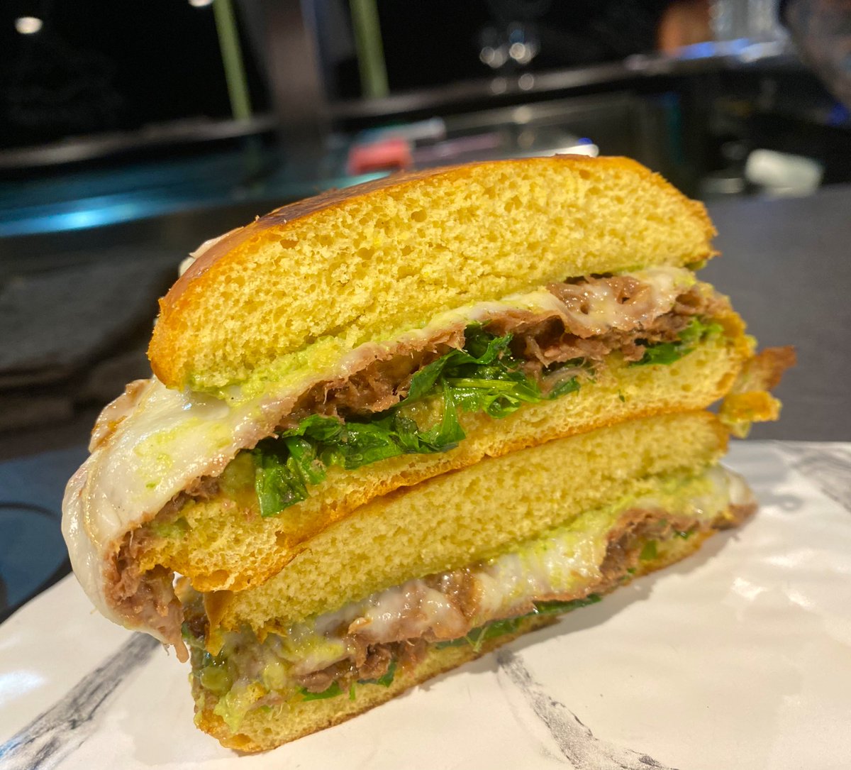 EVernacci's tweet photo. Rica la tartaleta de queso de flor con confitura de tomate (no hice foto). Fuera de carta este brioche de carne de cabra guisada, queso, cilantro.
Y el pollo asadero con mojo de pimientos asados, lima, chips de patata negra. Un buen asado.
Gracias @javierS_gastro por la pista! https://t.co/Z9B4LTID8O