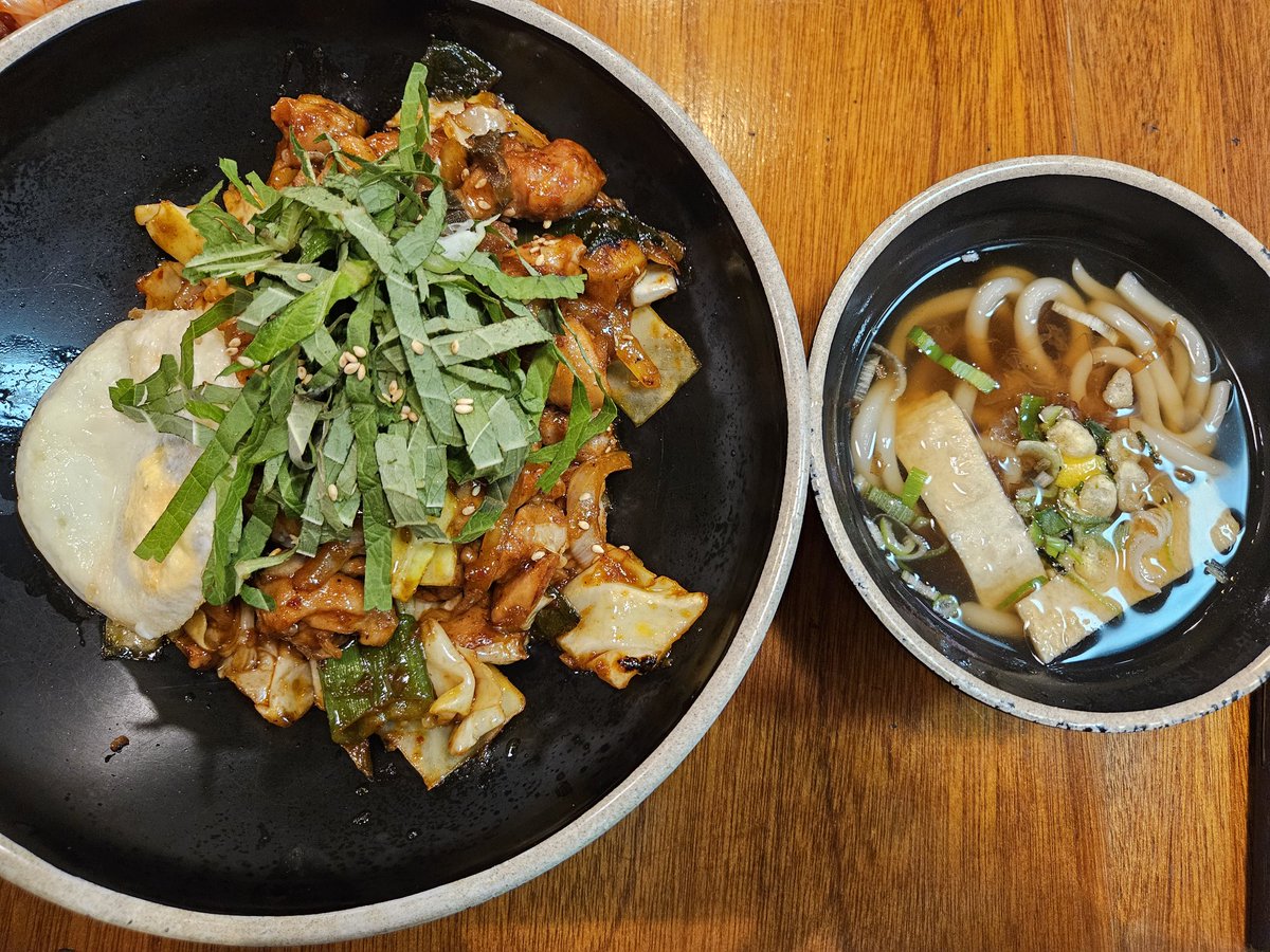 춘천 닭갈비 덮밥 :) 
고기는 맛있오 ^^