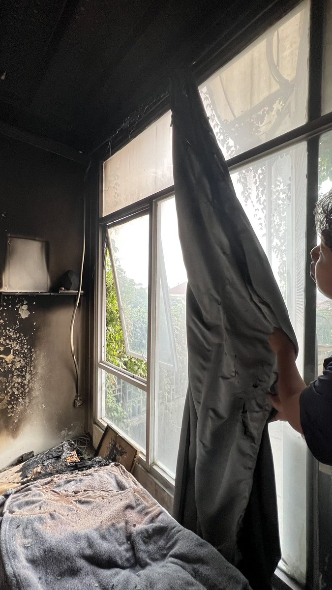 rahneputri's tweet photo. Alhamdulillah we’re fine
Untuk semua client, calon client &amp; temen2 agency. 

Maaf aku tunda beberapa jadwal untuk urus ini itu dulu. 

Please, siapin APAR di rumah kalian ya https://t.co/4PVg8JWJRI