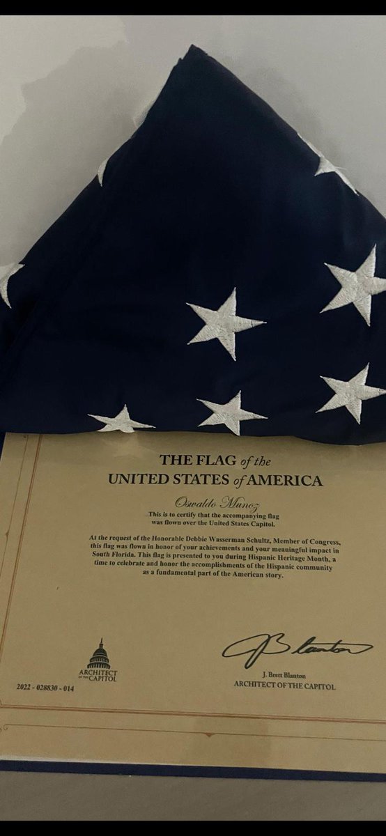 munozoswaldo's tweet photo. Hoy #4julio agradezco recibir la bandera de #EEUU y el reconocimiento del #Congreso por todo lo que hayamos podido aportar en estos 31 años de El Venezolano. Gracias a @helenevillalong @AmavexInc y @RepDWStweets por haber hecho posible este reconocimiento https://t.co/maYm7xvFqa