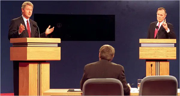 PoliticayModa's tweet photo. No quiero dar ideas (o sí), pero en 1992, cuando Bush padre se negaba a participar en los debates electorales con Clinton, encontraron una forma visual resultona y efectiva para "convencerlo"…  🧵#powerdressing #escenografia https://t.co/UnVm8nPsC1