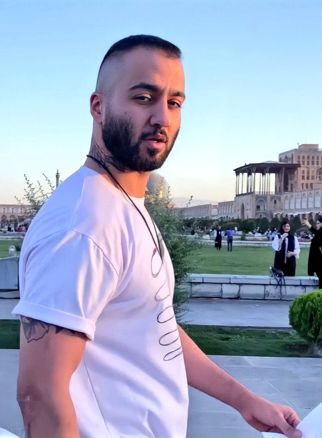 انقدر ازش میترسیدین که ۷۰ نفری حمله کردین به یه روستای کوچیک واسه گرفتنش، گرفتن یه جوون دست‌خالیِ غیرمسلح.
هم ما میدونیم هم خودتون که شجاعتِ توماج باعث وحشت‌تون بود، از قلمش بگیر تا کفِ خیابون بودنش، ولی این شجاعت تکثیر شد.
الانم خوب میدونید اگر یک‌ تارِ مو از سرش کم بشه چه