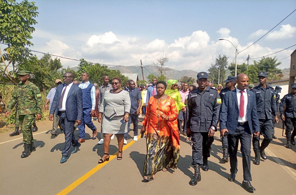 RusiziDistrict's tweet photo. Muri @RusiziDistrict kimwe n'ahandi mu gihugu hari kwizihizwa umunsi wo #kwibohora29.Ku rwego rw'akarere wizihirijwe mu murenge wa #Bugarama ahakozwe ibikorwa binyuranye birimo urugendo,gutaha inzu 13 zubakiwe abatishoboye,isoko rigezweho rya Ryankana n'ibirori by'umunsi https://t.co/OtdabnCSBB