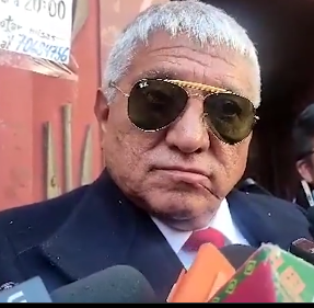 caos_desorden's tweet photo. Iván Arias, el alcalde paceño, trabaja "duro". https://t.co/OHdY8AVCz1