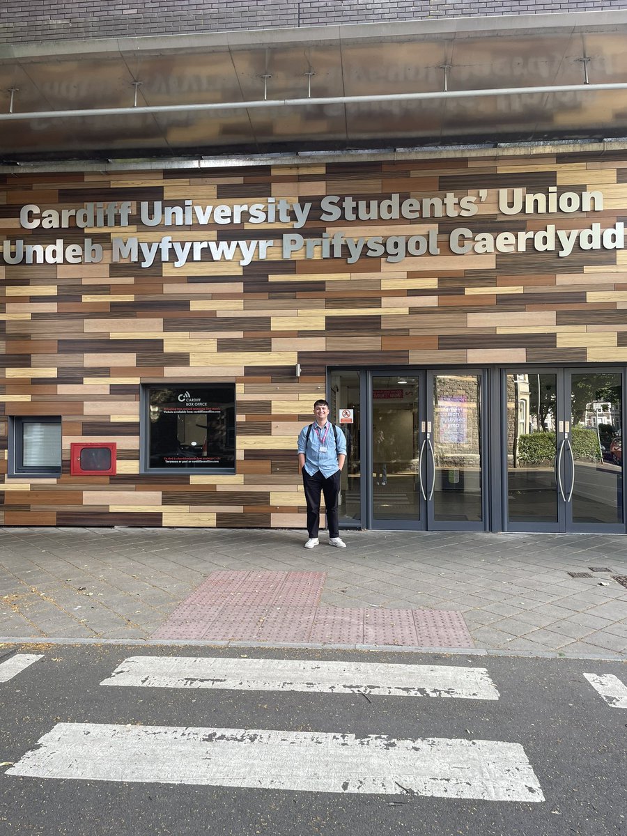 Roedd ddoe yn nodi dechrau pennod newydd imi fel swyddog etholedig ac i <a href="/undebmyfyrwyr/">Undeb Myfyrwyr Caerdydd</a> wrth imi ddechrau gwaith fel IL Iaith, Cymuned a Diwylliant Cymru cyntaf Caerdydd. Wedi’r holl ymaros, dwi’n edrych ymlaen i sicrhau cynrychiolaeth deg i’r Gymraeg yma yn y Brifddinas 🏴󠁧󠁢󠁷󠁬󠁳󠁿