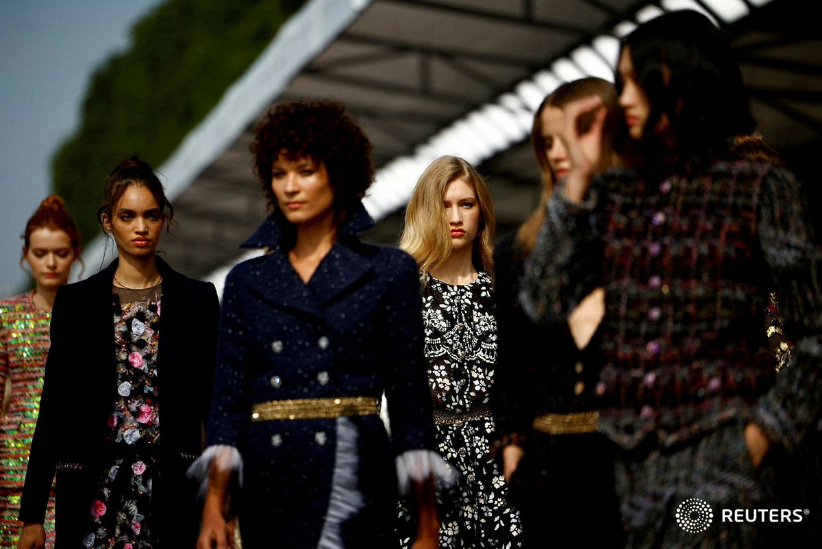 sandra_auger's tweet photo. Chanel Haute Couture Fall/Winter 2023-2024 collection show on the banks of the River Seine in Paris, France, July 4, 2023. #reuters #Chanel  #hautecouture #Parisfashion @reuterspictures 📸@SarahMeyss https://t.co/S4i5NotBm2