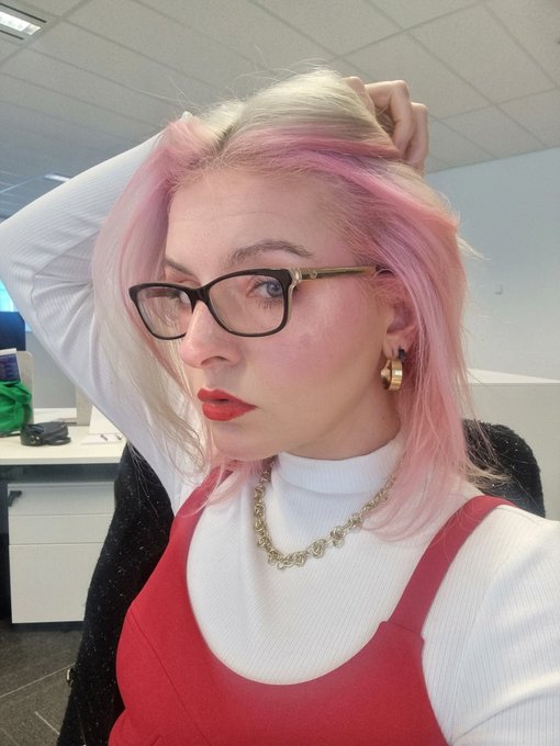 Living my barbie fantasy, what do you think of the new hair?   Accepting donations to help me maintain<a href="/tag/linkinbio"class="tags"><span>#linkinbio</span></a>