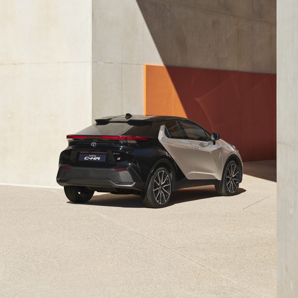 leaseloco's tweet photo. The brand new Toyota C-HR ⚡

📱 Digital Key Entry System (by phone)
💺 Revamped Interior Design
💪 Four Powertrains
🔋 Plug-in Hybrid Option (40 Miles of EV Range)

#leaseloco #toyota #cars #carsuk #chr #toyotachr #suv #ev #hybrid #leasing https://t.co/aO3UfCmeiF