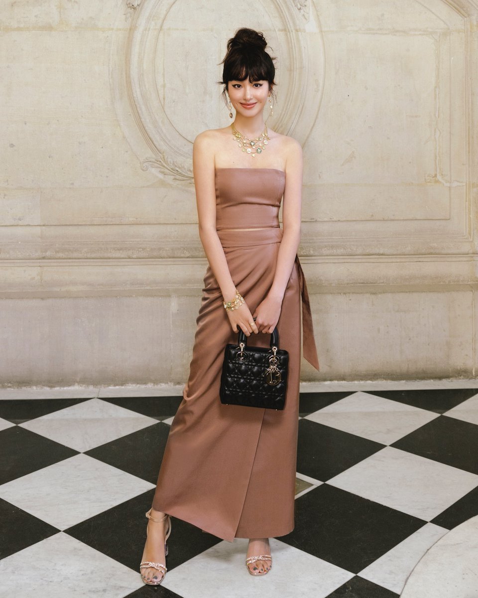 For the #DiorCouture Autumn-Winter 2023-2024 show on.dior.com/couture-aw23-24, actress Ora Yang, Dior ambassador in China, slipped into  #DiorFall23 powder pink to discover the new collection by Maria Grazia Chiuri.
#StarsinDior