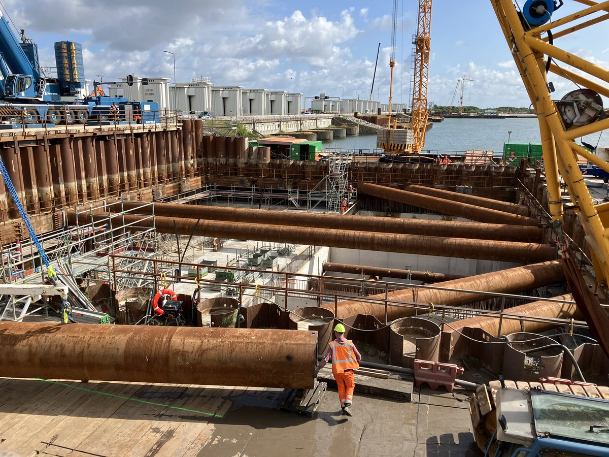 witblok's tweet image. Op deze plek komen straks zes mega pompen die (mega veel) water vanuit het IJsselmeer naar de Waddenzee gaan pompen mocht dit nodig zijn vanaf ong. 2030. @Flowserve @Rijkswaterstaat