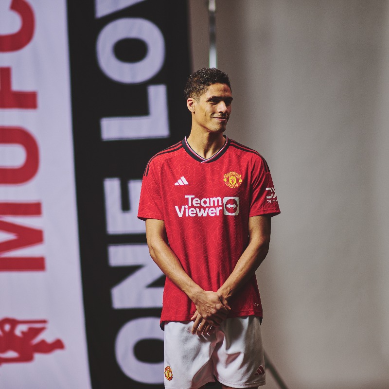 ManUtd's tweet photo. Donning the famous red 🌹

#MUFC
