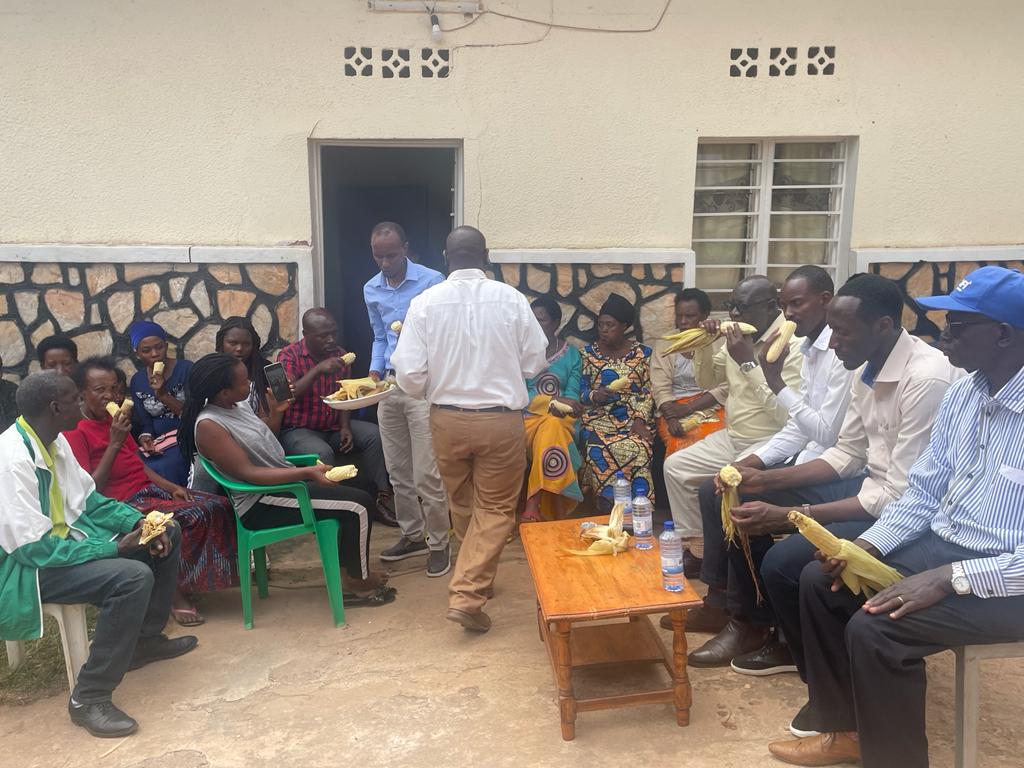 KigaramacellGit's tweet photo. Abaturage bo mu Kagari ka Kigarama @gitega_sector @Nyarugenge @CityofKigali bijihije umunsi mukuru wo Kwibohora mu Midugudu yose igize Ako Kagari. Bashimiye Inkotanyi,inararibonye zahanuye urubyiruko,zirusaba Kwirinda Kurangara mu bidafite umumaro cyane cyane ibisindisha. https://t.co/QKNMLe2PKT