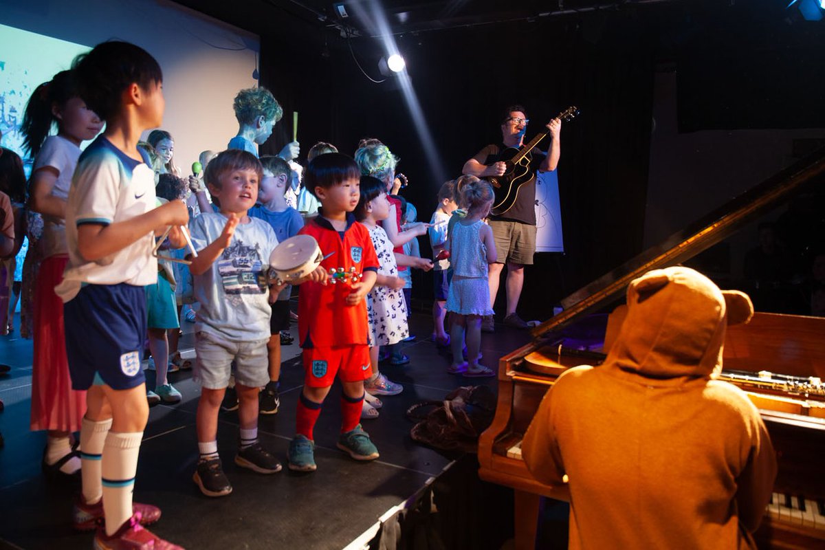 We know! You're still missing the UK's largest children's literature festival but then we started looking at this pic of @dc_litchfield in concert with the kids and we're feeling better already! #TheBearandthePiano barneskidslitfest.org