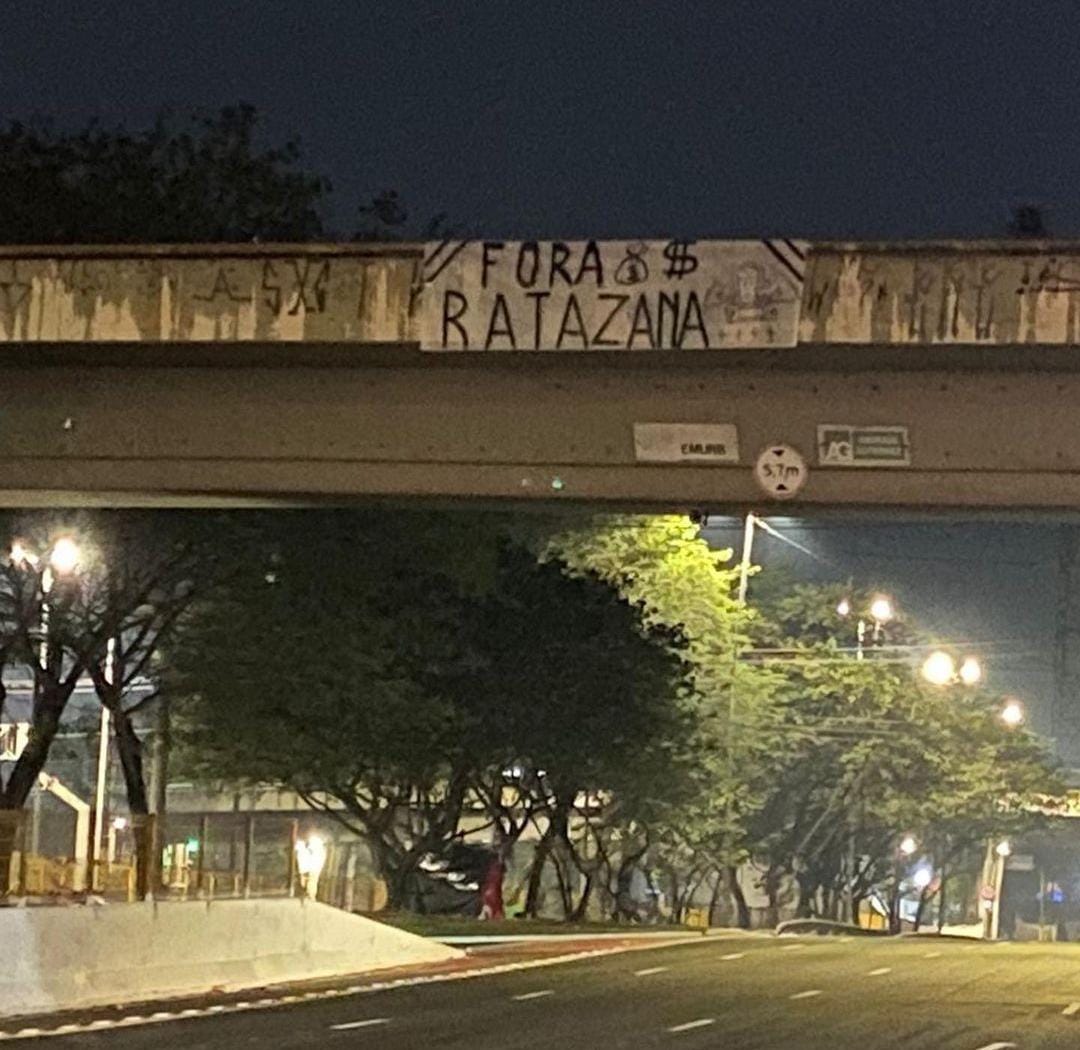 boleiragem000's tweet photo. 🚨 | Organizada do Corinthians protesta com faixas por toda a cidade de São Paulo.
#Corinthians #gavioesdafiel #camisa12 #estopim #coringaochopp #timedopovo #éocoringão https://t.co/44QJIj0QD9