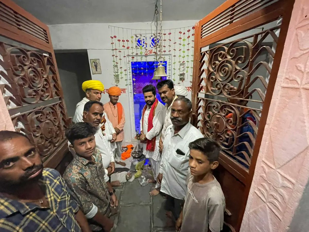 Yogendra_singhp's tweet photo. 📍बामनिया (साथिया) 84 ग्राम मेघवाल समाज की रात्रि भजन संध्या में पहुंच कर की शिरकत।
.
.
.
.
.
.
.
.
.
.
#gurupurnima #guru #kadia #kumbhalgarh #kumbhalgarhpolitics #rajsamand #rajasthanpolitics #rajsamand #rajasthan #guruvar #rajasthan #neta #yuva #youthofkumbhalgarh #youth https://t.co/mDBk9gjsMc