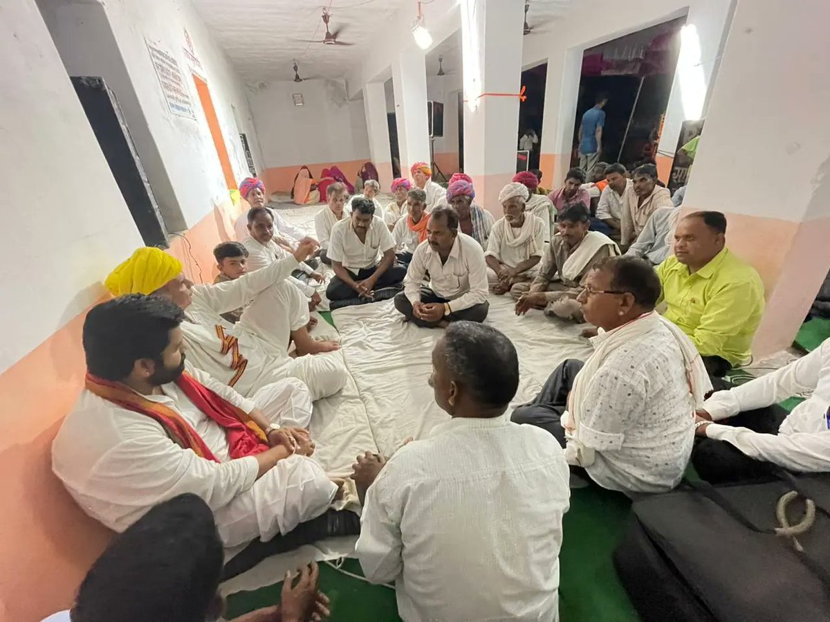 Yogendra_singhp's tweet photo. 📍बामनिया (साथिया) 84 ग्राम मेघवाल समाज की रात्रि भजन संध्या में पहुंच कर की शिरकत।
.
.
.
.
.
.
.
.
.
.
#gurupurnima #guru #kadia #kumbhalgarh #kumbhalgarhpolitics #rajsamand #rajasthanpolitics #rajsamand #rajasthan #guruvar #rajasthan #neta #yuva #youthofkumbhalgarh #youth https://t.co/mDBk9gjsMc