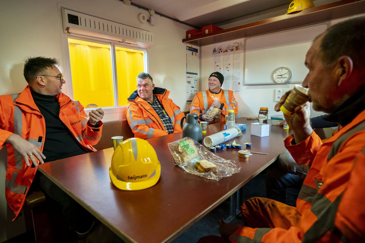 De keet is het kloppend hart van elke bouwplaats. Een plek voor overleg en organisatie, en voor schaft en een koffie. Je hebt ze groot en klein. Op bezoek in 5 Heijmans-teams in Amsterdam, Ede, Almere, Rotterdam en Bunnik: bit.ly/Heijmans_kijkj…