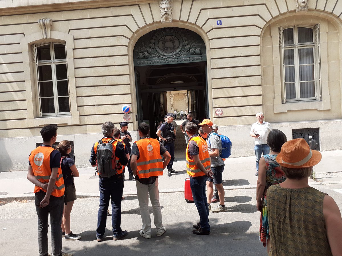 dequaire10's tweet photo. Après une grève à Paris devant La Chambre d'Agriculture France, nos employeurs après 3h30 de négo ont fini par nous accorder 1,75% d'augmentation. Le Turn-over des salariés super motivés mais sous payés va t'il pour autant s'arrêter, 4.5% d'augmentation apres 9 ans d'attente. https://t.co/cnJLvw7EEx